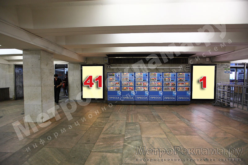 Станция метро "Беговая". Северный подземный вестибюль. Выход в город на Хорошевское шоссе. Рекламные места - щиты световые "Роллеры" №№ 41, 1 размером 1,2 х 1,8 м.