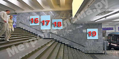 Станция "Новогиреево". Северный подземный вестибюль станции. Лестница по входу/выходу пассажиров из станционного зала в подземный вестибюль. Несветовые щиты, рекламные места №№ 16, 17, 18, 19