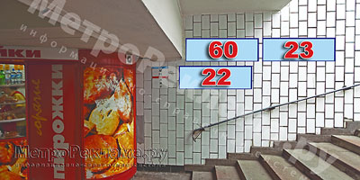 Станция "Новогиреево". Южный подземный вестибюль станции. Подуличный переход, выход пассажиров в город из стеклометаллических дверей налево. Информационные указатели размером 1,2 х 0,4 м. Рекламные места №№ 60, 22, 23