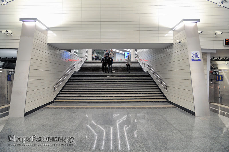 Станция "Новокосино" Станционный зал.  Выход в город. Западный подземный вестибюль. Справла лифт для маломобильных категорий пассажиров. 