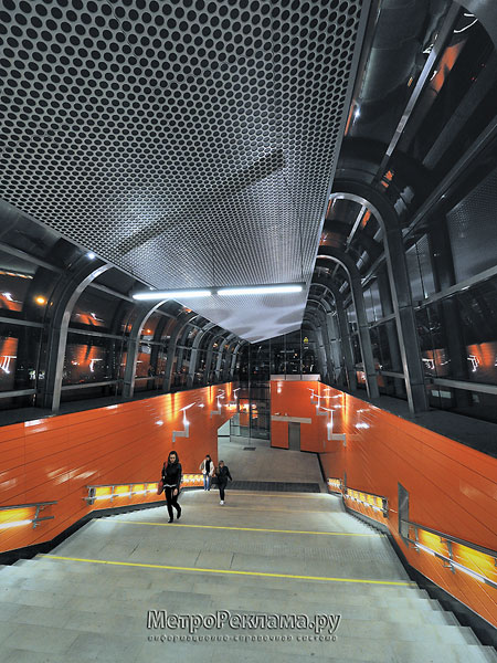 Станция "Новокосино" Наземный павильон по входу пассажиров.