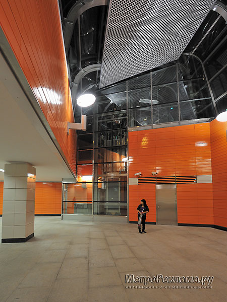 Станция "Новокосино" Лифтн по входу и выходу маломобильных пассажиров.