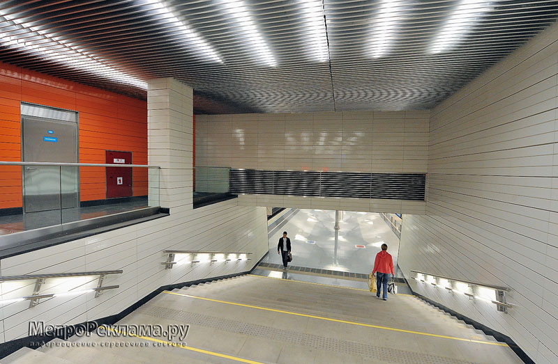 Станция "Новокосино" Восточный подземный вестибюль. Вход пассажиров на станцию.