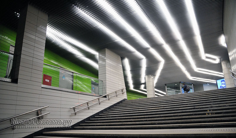 Станция "Новокосино" Западный (зелёный) подземный вестибюль. Лестничный сход для входа и выхода пассажиров в станционный зал. 