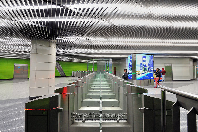 Станция "Новокосино" Западный (зелёный) подземный вестибюль. Турникеты по входу пассажиров на станцию.