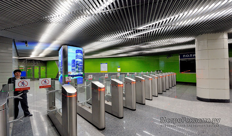 Станция "Новокосино" Западный (зелёный) подземный вестибюль. Турникеты по входу пассажиров на станцию.