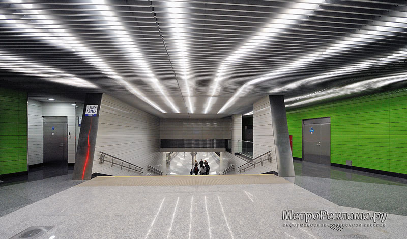 Станция "Новокосино" Западный (зелёный) подземный вестибюль. Лестничный сход для входа и выхода пассажиров в станционный зал. С левой стороны лифт для маломобильных групп граждан.