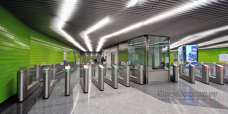 Станция "Новокосино" Западный (зелёный) подземный вестибюль. Турникеты по выходу пассажиров в город.