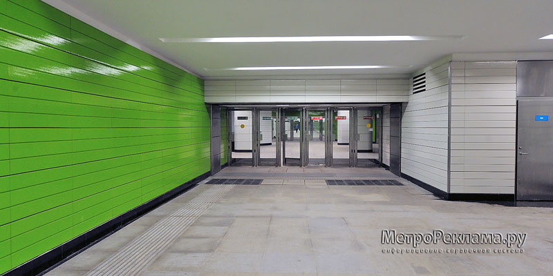 Станция "Новокосино" Западный (зелёный) подземный вестибюль. Вход пассажиров в кассовый зал.