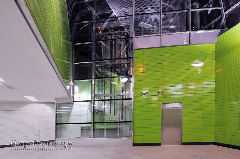 Станция Новокосино. Каждый выход накрыт стеклянным павильоном с обтекаемыми формами и имеет лестницу и лифт для маломобильных граждан.