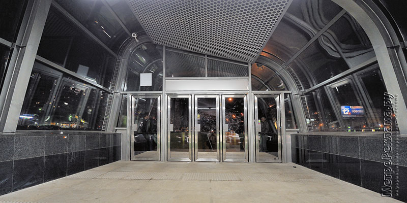 Станция "Новокосино" Наземный павильон по входу и выходу пассажиров.