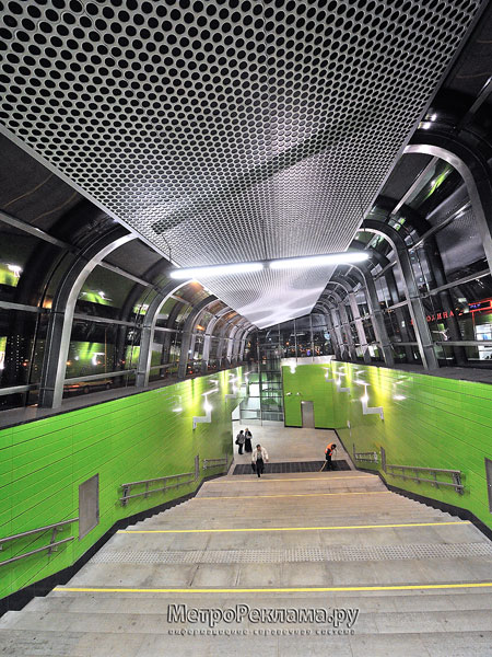 Станция "Новокосино" Западный (зелёный) подземный вестибюль. Вход пассажиров в подземный вестибюль.