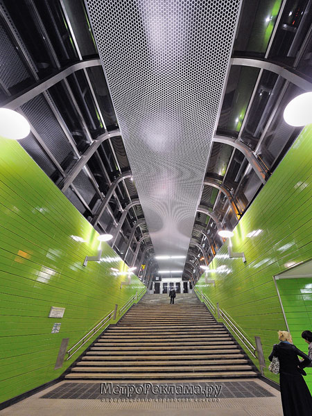 Станция "Новокосино" Западный (зелёный) подземный вестибюль. Выход пассажиров из подземного вестибюля.