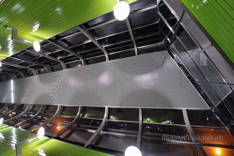 Станция Новокосино. Каждый выход накрыт стеклянным павильоном с обтекаемыми формами и имеет лестницу и лифт для маломобильных граждан.