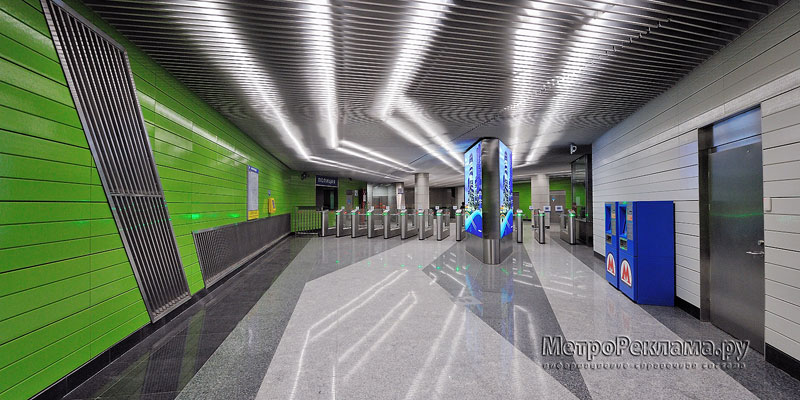 Станция "Новокосино" Западный (зелёный) подземный вестибюль. Вход пассажиров на станцию.