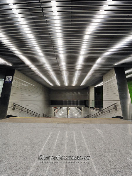 Станция "Новокосино" Западный (зелёный) подземный вестибюль. Вход на станцию. Слева лифт для маломобильных групп пассажиров.