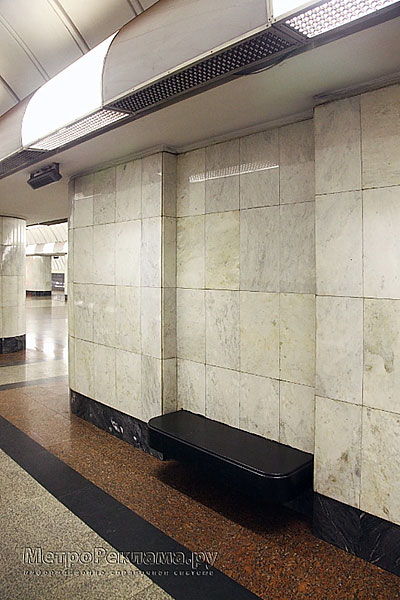 Станция метро "Дубровка".  Путевая платформа, скамья для удобства пассажиров.