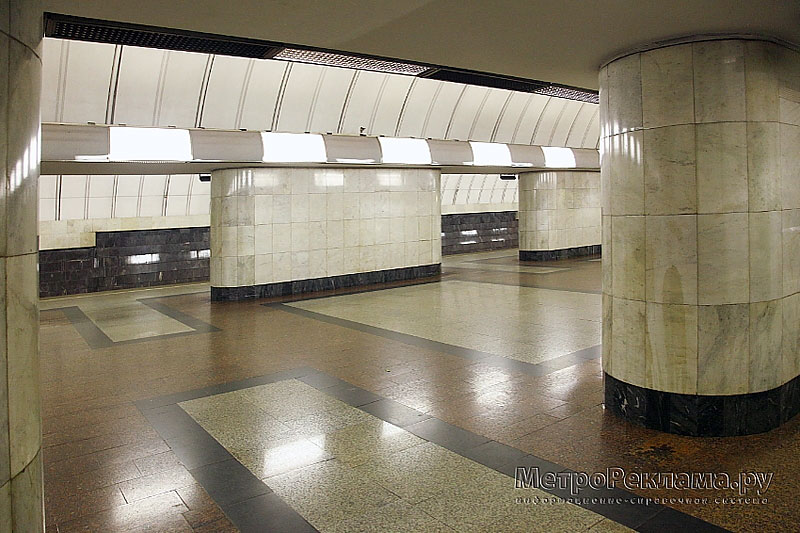 Станция метро "Дубровка".  Пол станционного зала вымощен гранитом трёх цветов и образует строгий геометрический рисунок.