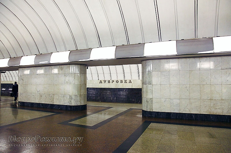 Станция метро "Дубровка".  Пол станционного зала выложен гранитом трёх цветов и образует строгий геометрический рисунок.
