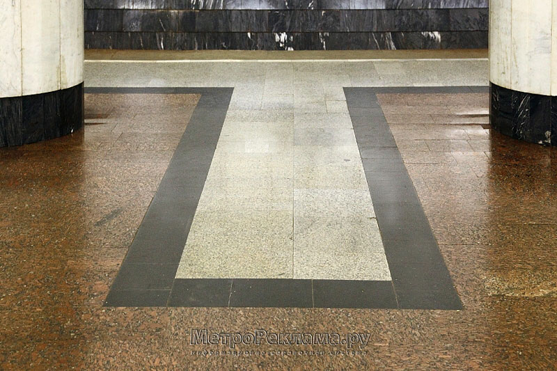 Станция метро "Дубровка".  Пол станционного зала выложен гранитом трёх цветов и образует строгий геометрический рисунок.