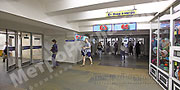 Южный вестибюль станции  "Марьино". Подземный вестибюль, информационные указатели № 63, 65. Потолочная балка по выходу пассажиров в город