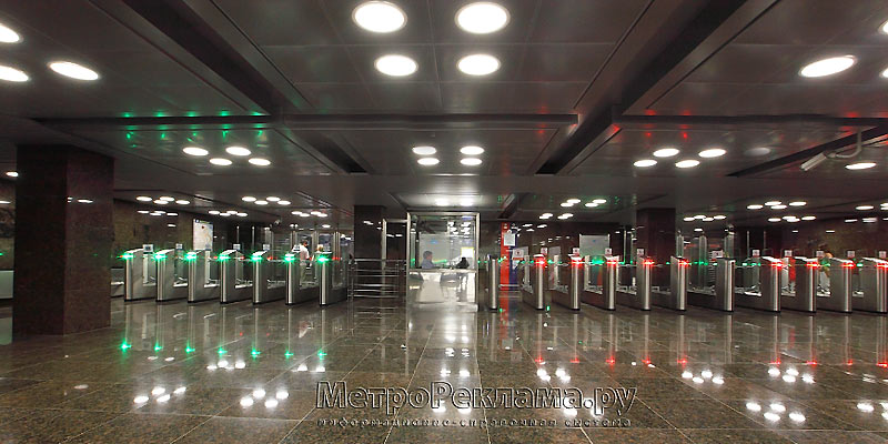 Станция "Достоевская" Подземный вестибюль. Турникеты по входу и выходу пассажиров.