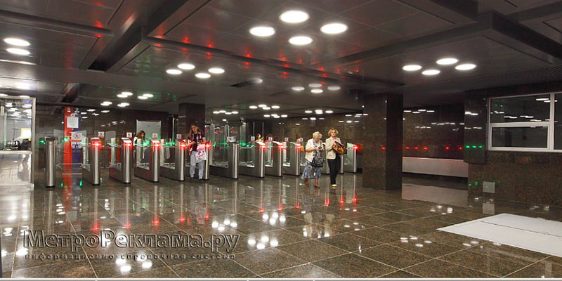 Станция "Достоевская" Подземный вестибюль. Турникеты по входу пассажиров на станцию.