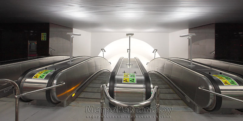 Станция "Достоевская" Аванзал подземного вестибюля. Четырёхленточный эскалаторный наклон для входа и выхода пассажиров.