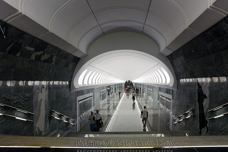 Станция "Достоевская"  Вид на станционный зал с лестницы.
