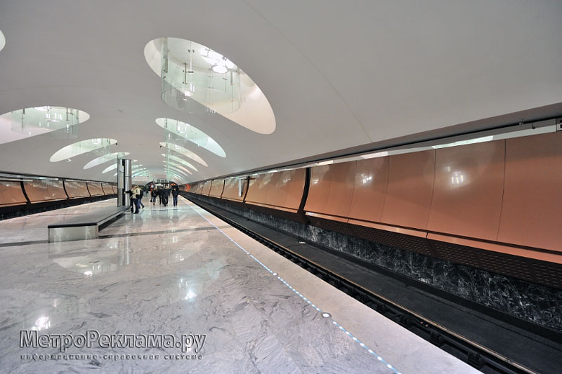 Станция "Борисово". Станционный зал. Вдоль оси посадочного перрона станции установлены просторные двухсторонние скамьи для пассажиров.