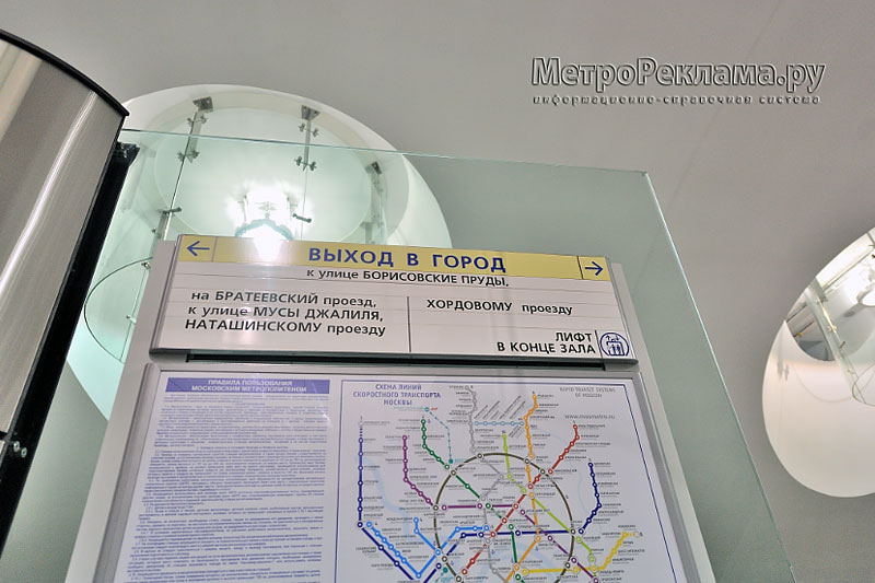 На одной из сторон скамьи установлена колонна с информационной стойкой, на которой размещена адресная информация и схема линий метрополитена.