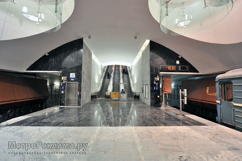 Станция "Борисово". Подземный вестибюль, Эскалаторный зал для входа и выхода пассажиров. Слева расположен лифт для спуска и подъёма маломобильных пассажиров.
