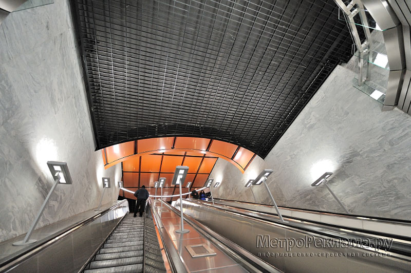 Станция "Борисово". Эскалаторный наклон. Трёхленточный эскалатор для входа и выхода пассажиров.