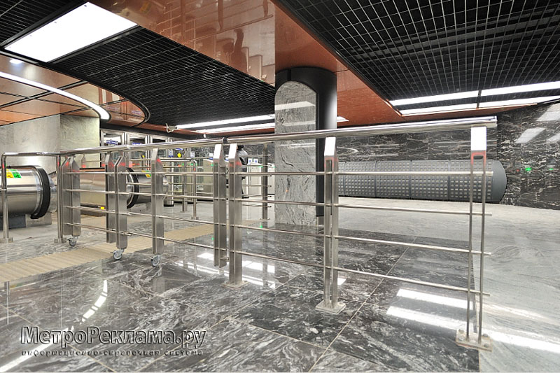 Станция "Борисово". Подземный вестибюль, Разделитель пассажиропотоков по входу и выходу пассажиров.