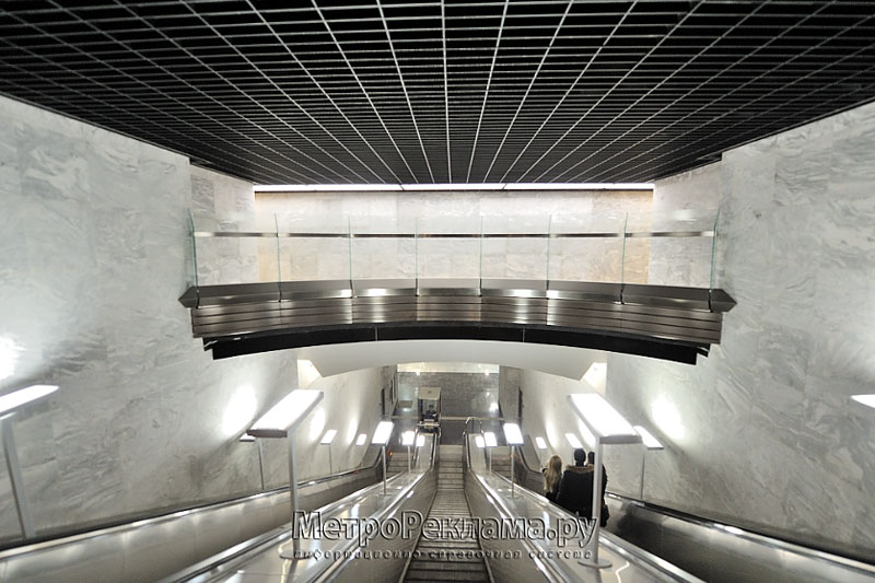 Станция "Борисово". Подземный вестибюль, Эскалаторный наклон для входа и выхода пассажиров.