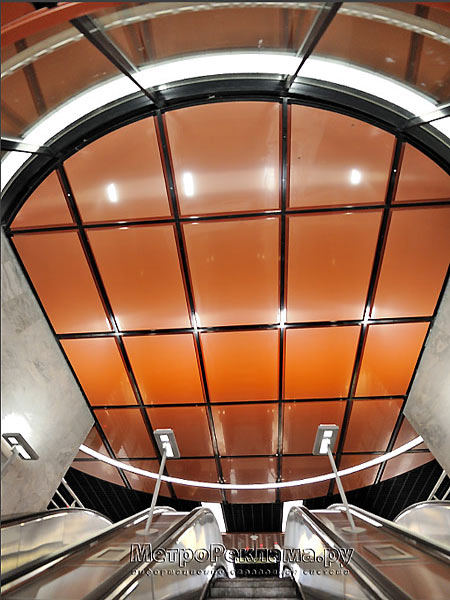 Станция "Борисово". Эскалаторный наклон. Трёхленточный эскалатор для входа и выхода пассажиров.Оформление свода подземного вестибюля.