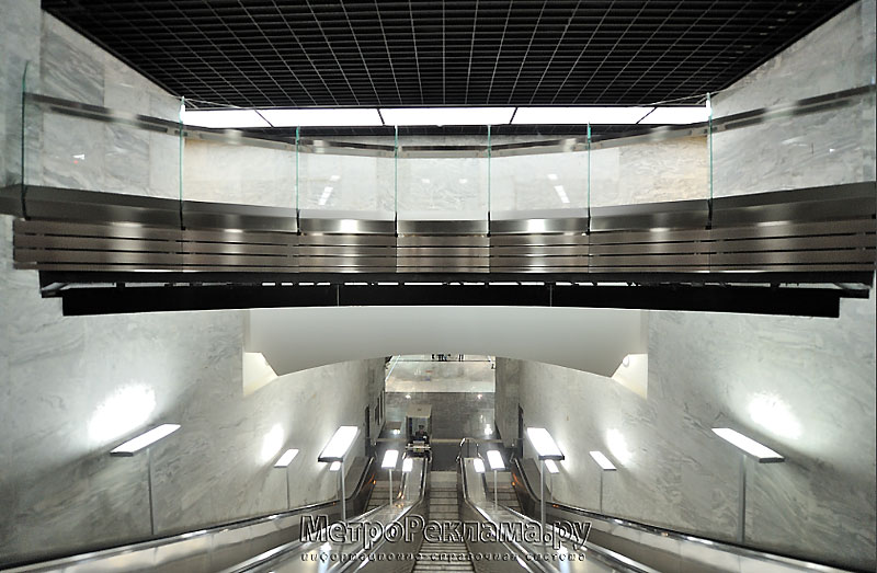 Станция "Борисово". Подземный вестибюль, Эскалаторный наклон для входа и выхода пассажиров.