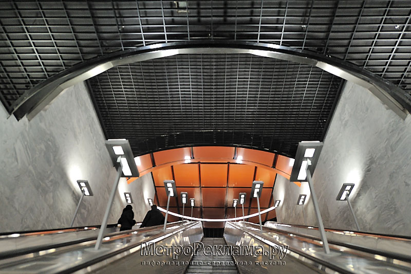 Станция "Борисово". Эскалаторный наклон. Трёхленточный эскалатор для входа и выхода пассажиров.Оформление свода подземного вестибюля.