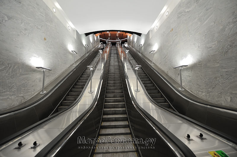 Станция "Борисово". Эскалаторный зал. Трёхленточный эскалатор для входа и выхода пассажиров.