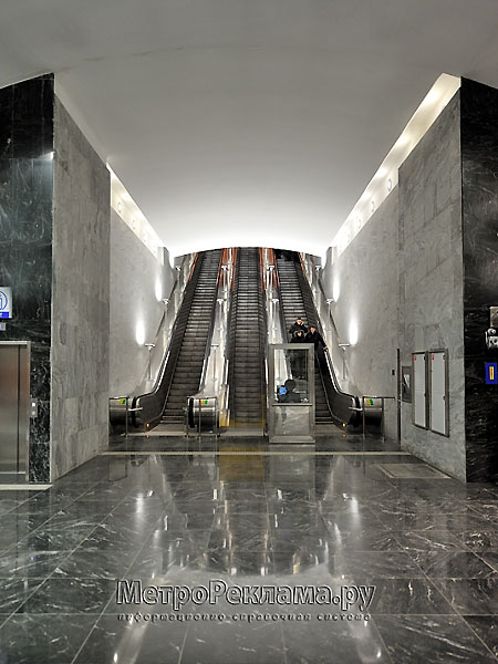 Станция "Борисово". Подземный вестибюль, Эскалаторный зал для входа и выхода пассажиров. Слева расположен лифт для спуска и подъёма маломобильных пассажиров.