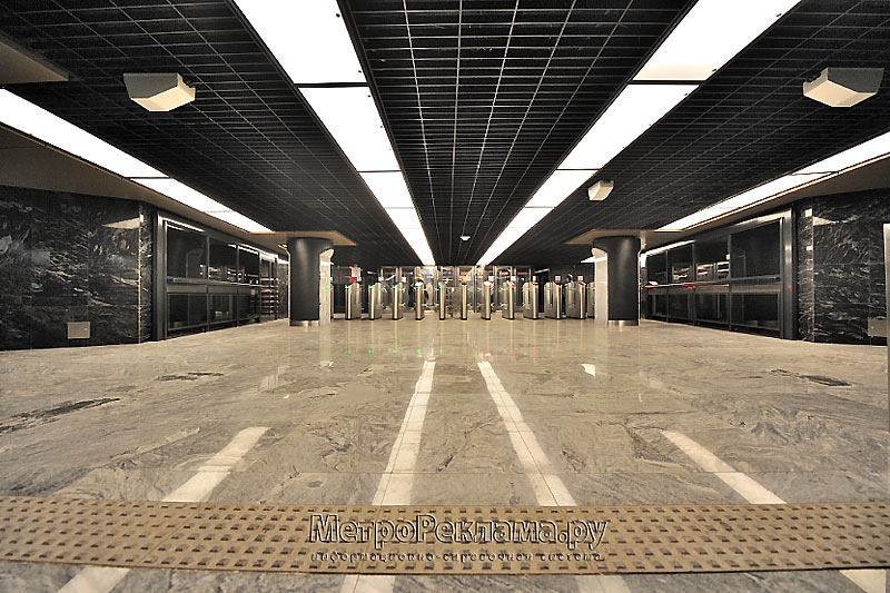 Станция "Шипиловская"  Турникеты по входу пассажиров в помещении подземного вестибюля.