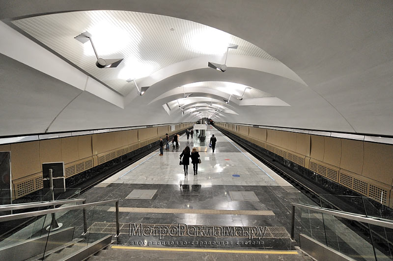 Станция "Шипиловская"  Станционный зал. Вид с мостика подземного вестибюля.