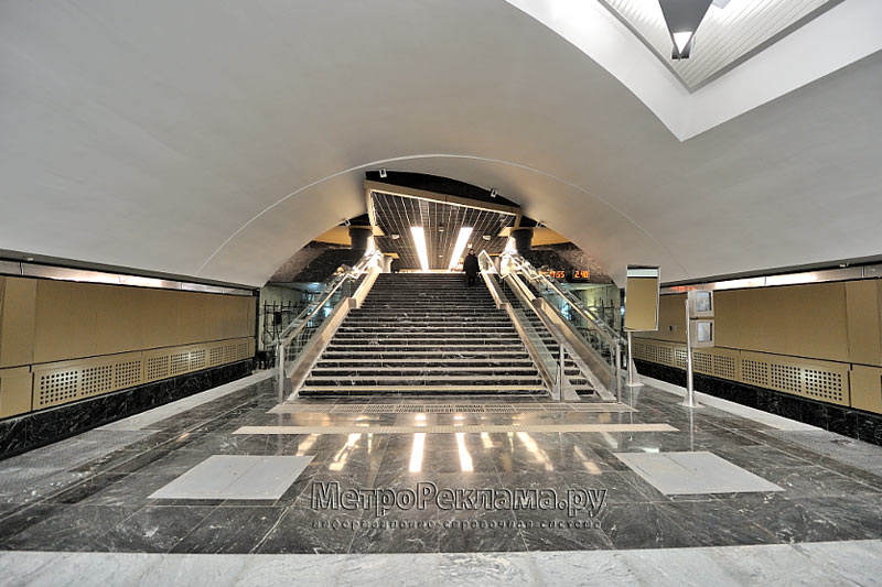 Станция "Шипиловская"  Станционный зал. Лестница подземного вестибюля для входа и выхода пассажиров на станцию.