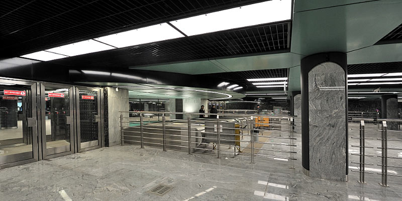 Подземный вестибюль по входу на станцию.