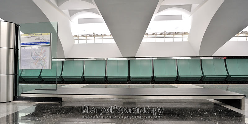 Станция "Зябликово". Станционный зал. Скамья для пассажиров.