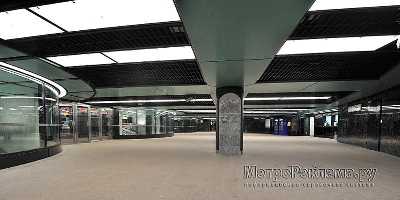 Вид из кассового зала на аванзал подземного вестибюля по входу пассажиров на станцию.