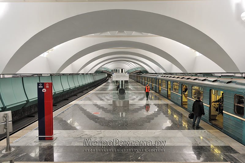 Станция "Зябликово". Станционный зал с балкона подземного вестибюля.