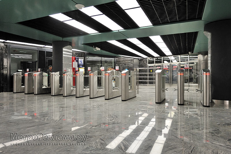 Станция "Зябликово". Вестибюль по входу пассажиров на станцию. В центре широкий проход для маломобильных групп населения.