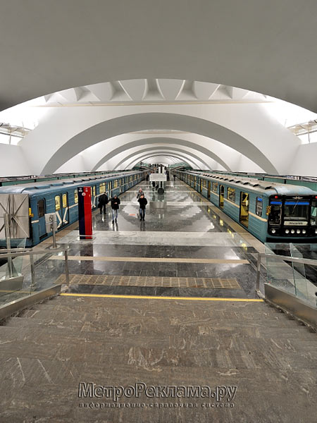 Станция "Зябликово". Станционный залс балкона подземного вестибюля.