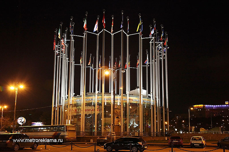 Архитектурный комплекс площади Европы с 48 колоннами на которых  подняты флаги европейских стран.